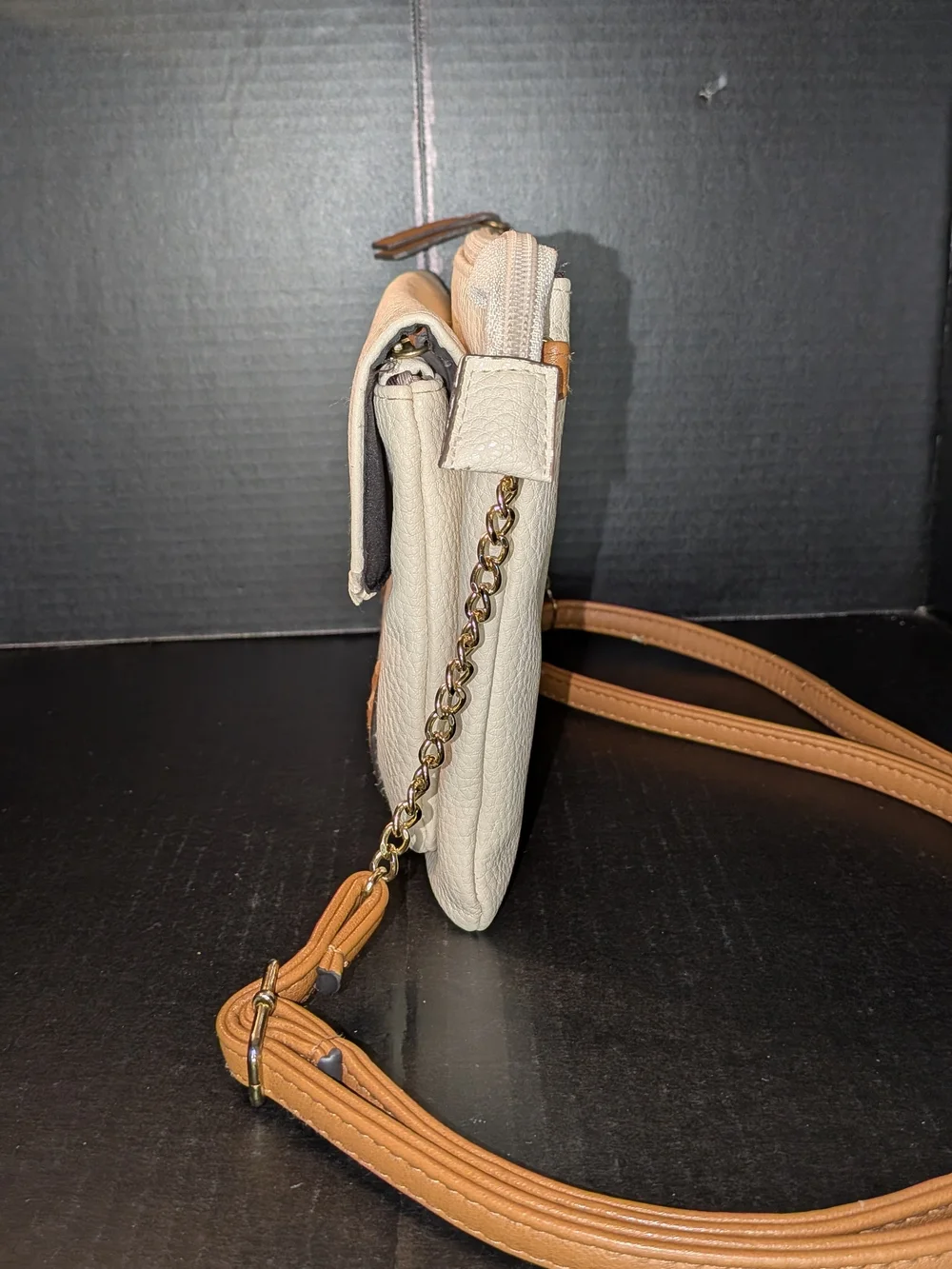 Jessica Simpson Crossbody Adjustable Strap Bag 3 Zip Pockets, 2 Slip Pockets